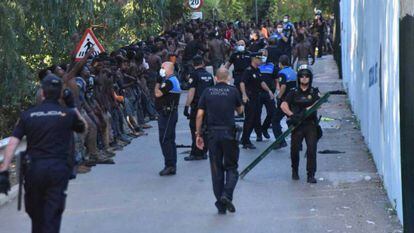 Un grupo de migrantes espera las instrucciones de la policía en Ceuta el 26 de julio.