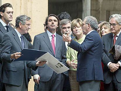 Aznar recibe explicaciones de Rafael Moneo, a su derecha, y Eduardo Serra; detrás, Miguel Zugaza, Pilar del Castillo y Joaquín Puig de la Bellacasa.