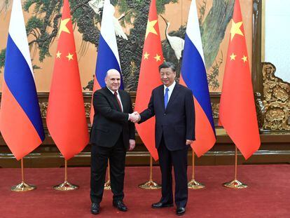 El primer ministro ruso, Mijaíl Mishustin (izquierda), y el presidente chino, Xi Jinping, durante el encuentro en el Gran Salón del Pueblo en Pekín, este miércoles.