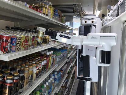 Una unidad del robot TX Scara repone bebidas en una tienda de la cadena FamilyMart en Japón.