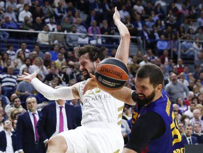 Llull y Mirotic, en una acción del Madrid-Barça.