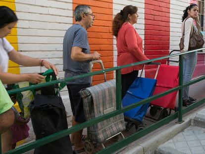 Reparto de alimentos en Madrid, por la asociación Red de Apoyo Mutuo Aluche.