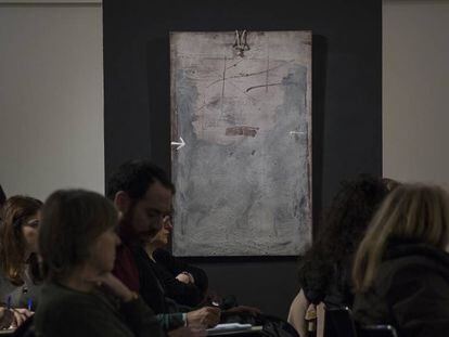 'Fletxa i cordill', pintada por Antoni Tàpies en 1974, que puede verse en la galería Mayoral. 