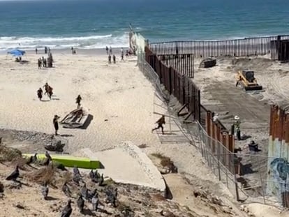 Migrantes cruzan hacia Estados Unidos desde las playas de Tijuana, el 26 de septiembre de 2023.