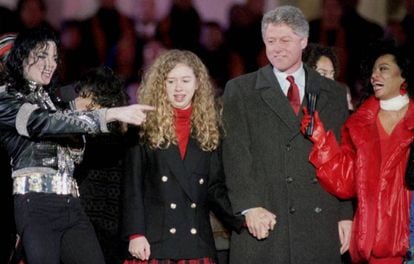 Chelsea y Bill Clinton, entre los cantantes Michael Jackson y Diana Ross, en 1993.