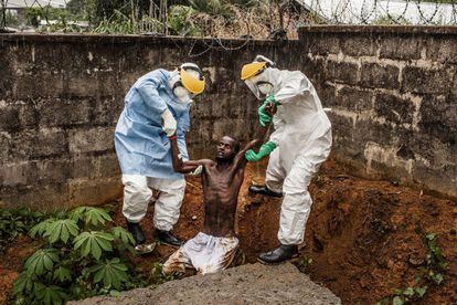El fotògraf nord-americà Peter Muller ha guanyat en la categoria de notícies generals. La imatge mostra personal sanitari en un centre d'atenció a malalts d'ebola amb un pacient en estat de deliri a Hastings (Sierra Leone), el passat 23 de novembre del 2014.