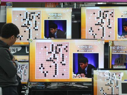 Partida del juego de estrategia go entre un programa de inteligencia artificial y el surcoreano Lee Sedol, en 2016 en Seúl. Sedol fue derrotado.