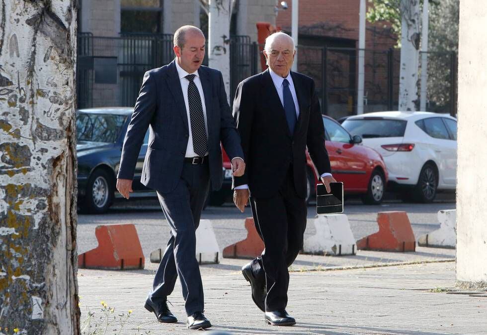 El expresidente de BBVA, Francisco González, a su llegada a la Audiencia Nacional de San Fernando de Henares para declarar como testigo en el juicio de Bankia.