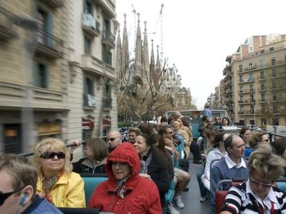 Un grupo de turistas, en autob&uacute;s cerca de la Sagrada Familia, en Barcelona
