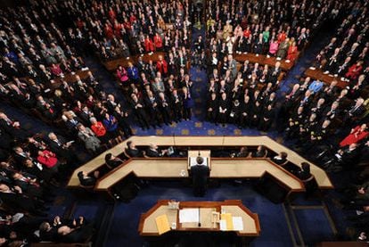 Los asistentes aplauden a Obama tras el discurso del estado de la Unión en el Capitolio.