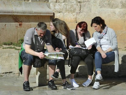 Un grupo de turistas estudia los planos de Valencia. 