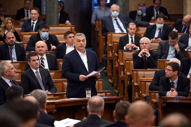 El primer ministro húngaro, Viktor Orbán, actualiza a los parlamentarios la situación del coronavirus en el país, este lunes