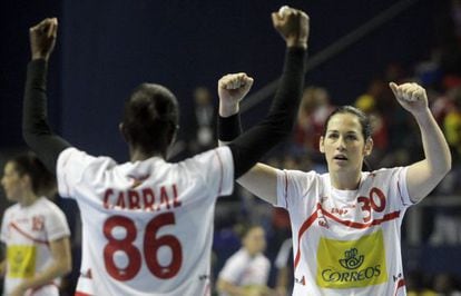 Shandy Cabral y Patricia Elorza celebran un gol.