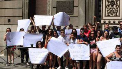 Concentración de estudiantes frente al Consejo Escolar del Estado, en apoyo de los alumnos que se encerraron el pasado julio.