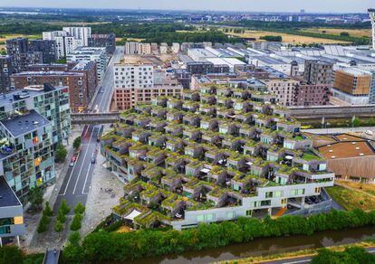 En Copenhague las cubiertas de los nuevos edificios se han aprovechado para crear jardines, más o menos asalvajados. En la imagen, Mountain Dwellings, del estudio PLOT = BIG + JDS (2008). |