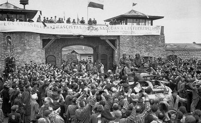 Prisioneros republicanos españoles reciben a las fuerzas americanas el 5 de mayo de 1945, día de la liberación de Mauthausen-Gusen.