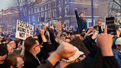 Aficionados del Chelsea en una de las manifestaciones contra la Superliga celebradas el pasado mes de abril, (Photo by Adrian DENNIS / AFP)