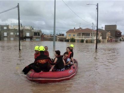 Miembros de la UME ayudan en las labores de rescate de Orihuela tras las inundaciones provocadas por la gota fría.