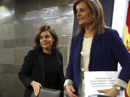 La vicepresidenta del Gobierno, Soraya S&aacute;enz de Santamar&iacute;a, y la ministra de Empleo, F&aacute;tima B&aacute;&ntilde;ez, durante la rueda de prensa ofrecida tras el Consejo de Ministros. 