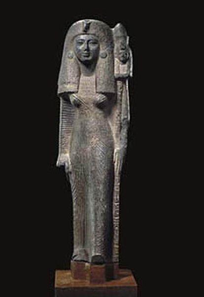 La estatua de la esposa favorita de Ramsés II, tallada en granito, es una obra maestra de la escultura egipcia.