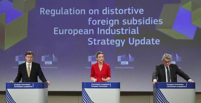 Margrethe Vestager, vicepresidenta de de la Comisión Europea, en el centro, junto a Valdis Dombrovskis (izquierda) y Thierry Breton, también comisarios, el miércoles.