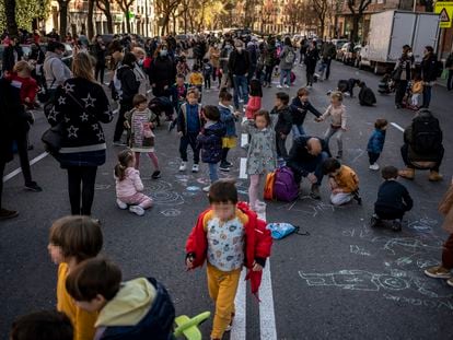 Los alumnos del colegio Rufino Blanco de Madrid juegan en la calle durante la protesta escolar contra los coches, este viernes.