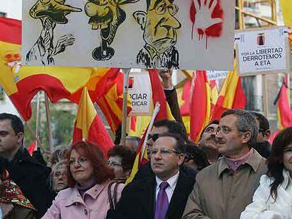 Francisco Alcaraz, en el centro, junto a Ortega Lara, a la derecha, durante la manifestación.