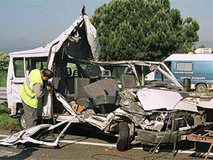 En la imagen, la furgoneta donde fallecieron las dos víctimas.