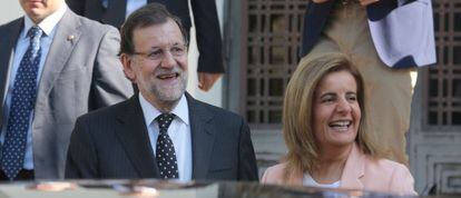 Mariano Rajoy y la ministra de Trabajo, F&aacute;tima B&aacute;&ntilde;ez, durante la inauguraci&oacute;n de las jornadas &quot;Trabajo aut&oacute;nomo y econom&iacute;a social: motores del empleo&quot;, en la sede de la Secretar&iacute;a General de Inmigraci&oacute;n.