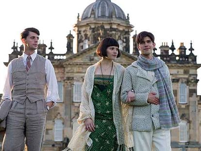 M. Goode, H. Atwell y B. Whishaw, desde la izquierda, delante de Brideshead.