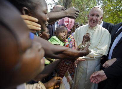El Papa Francisco ha visitado un campo de refugiados de Bangui, capital de República Centroafricana.