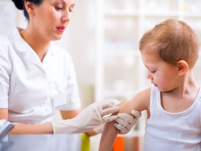 Una pediatra vacuna a un niño, en una imagen de archivo.