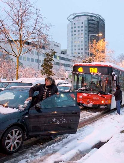 Una conductora sale de su coche frente al Hospital Vall d'Hebron.