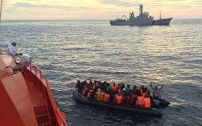Foto cedida por Salvamento Marítimo. Una patera es rescatada por el barco 'Guardamar Polimnia' en la madrugada del pasado sábado.