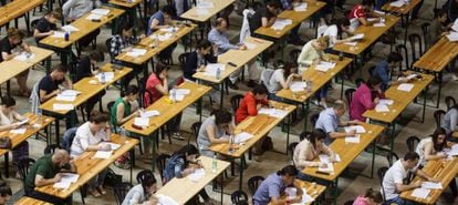 Opositores en un examen en Galicia, el pasado julio.
