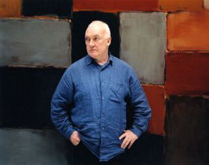 Sean Scully delante de una de sus obras.