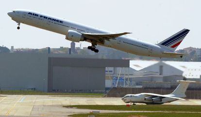 Un avi&oacute;n de Air France despega en el aeropuerto de Toulouse ( Francia)