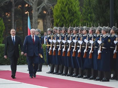 El presidente azerí, Ilham Aliyev, (izquierda) recibe al bielorruso, Alexander Lukashenko, en 2016 en Bakú.
