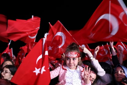 Los partidarios del presidente, Recep Tayyip Erdogan, se reúnen en el Palacio Presidencial de Ankara, Turquía.