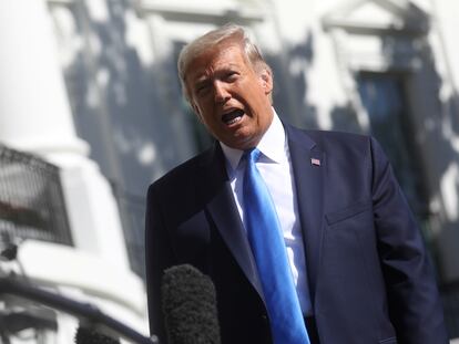 El presidente de Estados Unidos Donald Trump habla a los medios en la Casa Blanca el 15 de octubre de 2020.