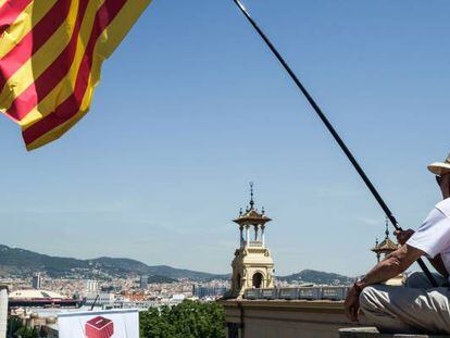 Un hombre ondea una bandera independentista en Barcelona