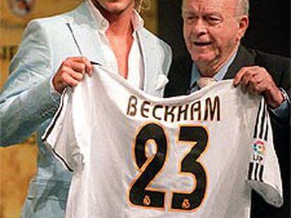 Beckham y Di Stéfano muestran la camiseta, con el número 23, que llevará el inglés.