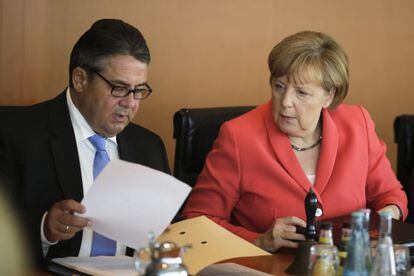 La canciller alemana, Angela Merkel, y el vicecanciller y ministro de Economía, Sigmar Gabriel, hoy.