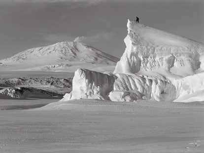 Perfil del monte Matterhorn, con el volcán Erebus al fondo, en una imagen tomada por Herbert G. Ponting el 8 de octubre de 1911, durante la expedición 'Terra Nova', liderada por Robert Falcon Scott.