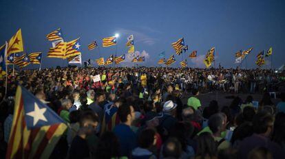 Manifestantes piden la liberación de los dirigentes catalanes encarcelados frente a la prisión de Lledoners, el pasado 2 de noviembre.