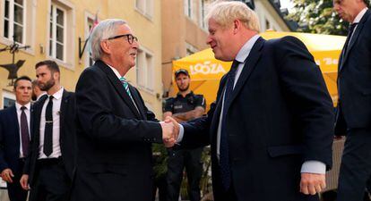 Jean Claude Juncher saluda a Boris Johnson, esta mañana en Luxemburgo.