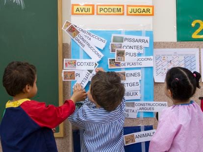Escolares en el colegio público Reina Violant-Comas i Solà de Barcelona en 2013.
