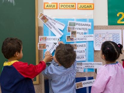 Niños y letreros en catalán en un aula P3.