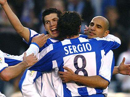 Luque, Sergio y Manuel Pablo celebran uno de los goles del Deportivo.