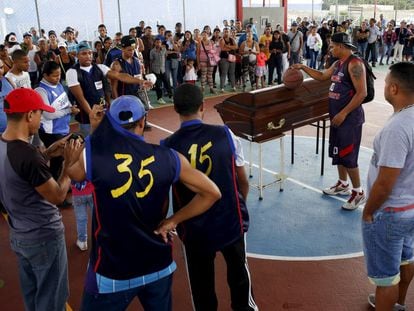 Amigos de una víctima del crimen le rinden homenaje en Caracas.